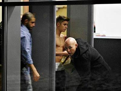 Di Cuaca Dingin, Justin Bieber Tetap Nekat Topless
